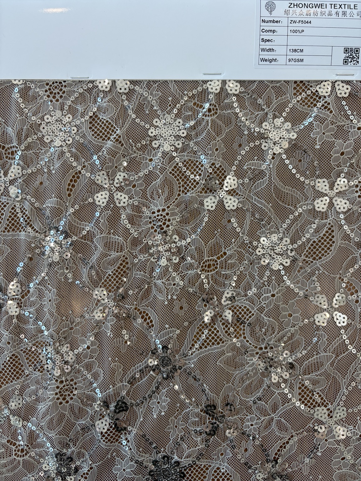 Photographie du tissu réel Dentelle florale à sequins sur tulle ZW-F5044