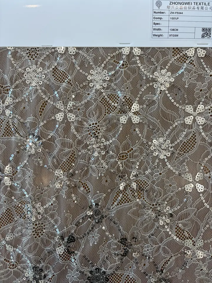 Photo du tissu Dentelle florale à sequins sur tulle, référence ZW-F5044