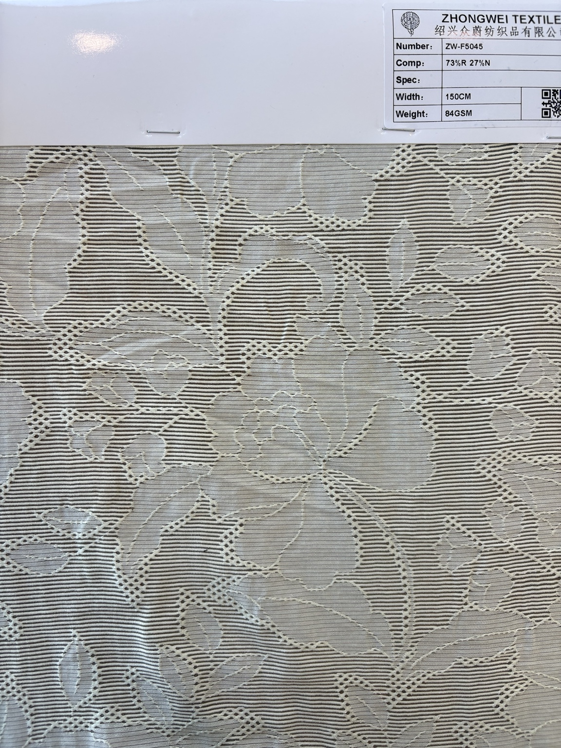 Photographie du tissu réel Tissu floral ajouré léger ZW-F5045